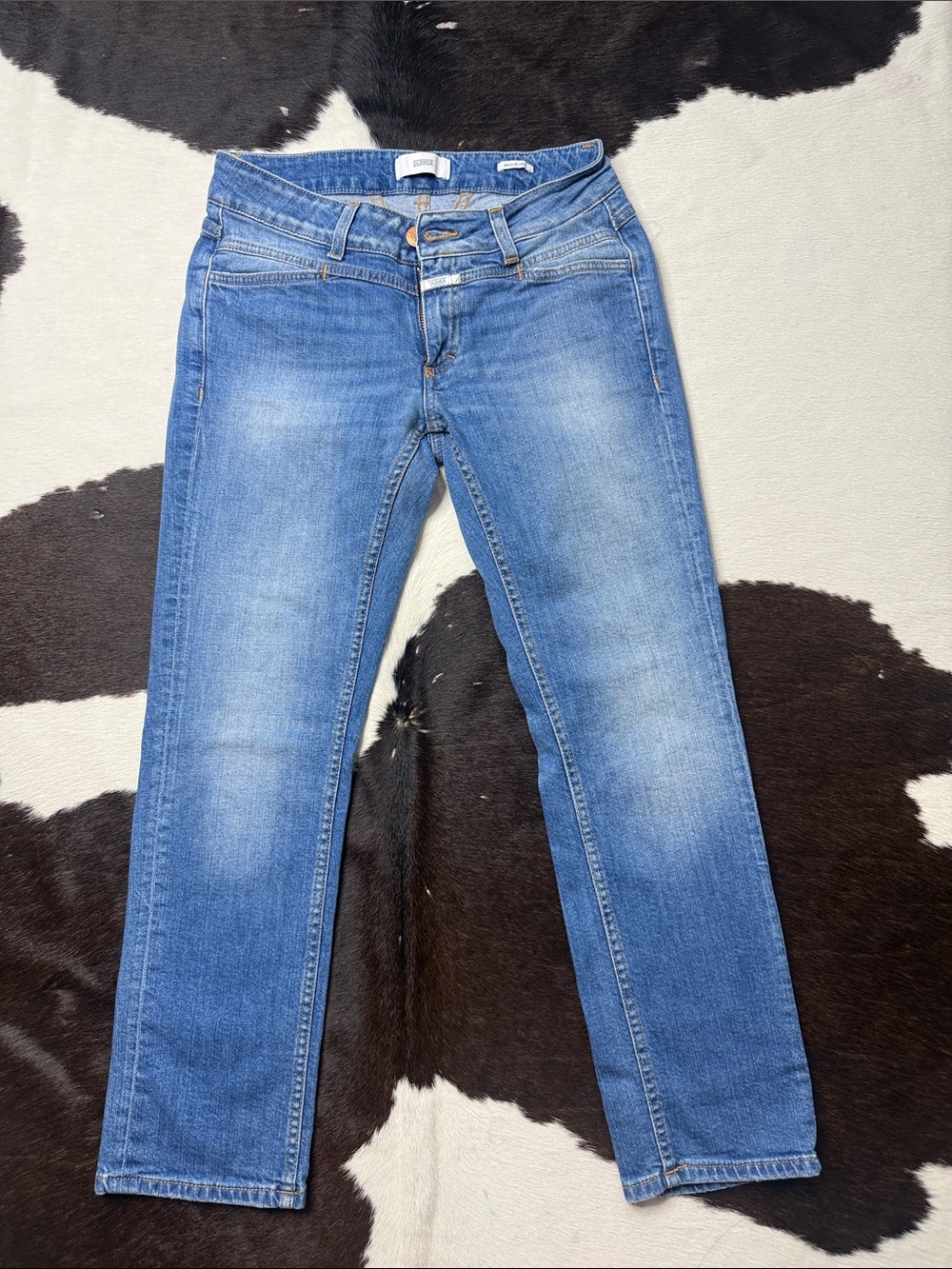 Closed Straight-Leg Crop Jeans in Light Blue Wash